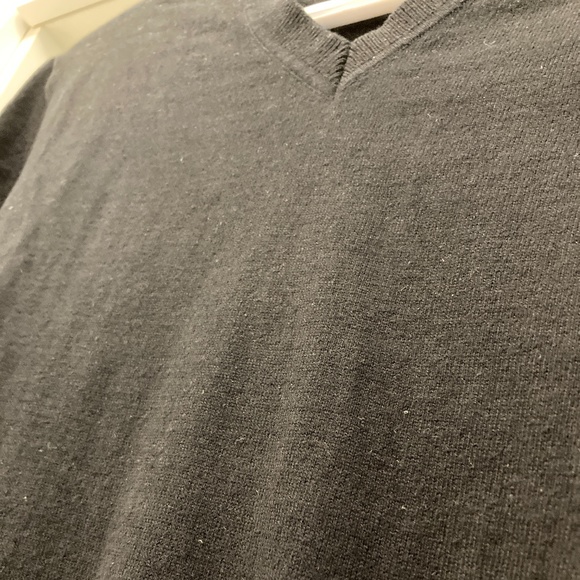 Gap | Men's V-Neck Sweater - Picture 2 of 3